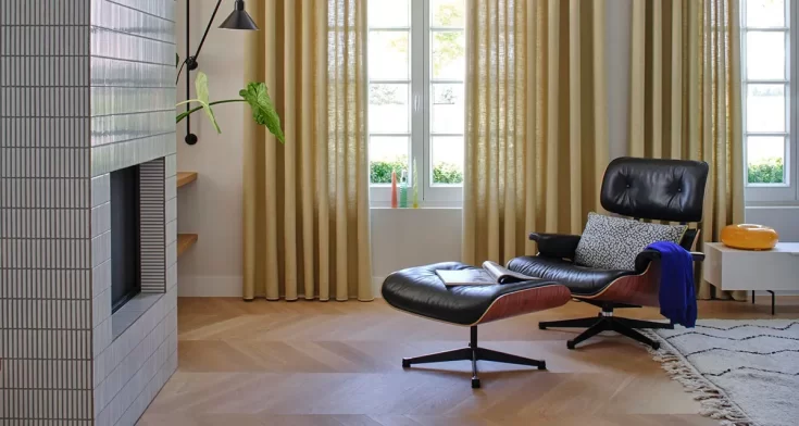 Rustige werkkamer met lichtdoorlatende Vadain gordijnen