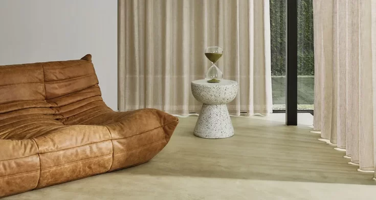 Minimalistisch interieur met zachte gordijnen en vintage leren bank