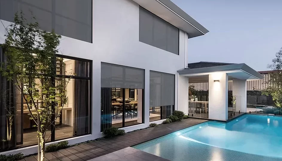 groot modern huis met screens