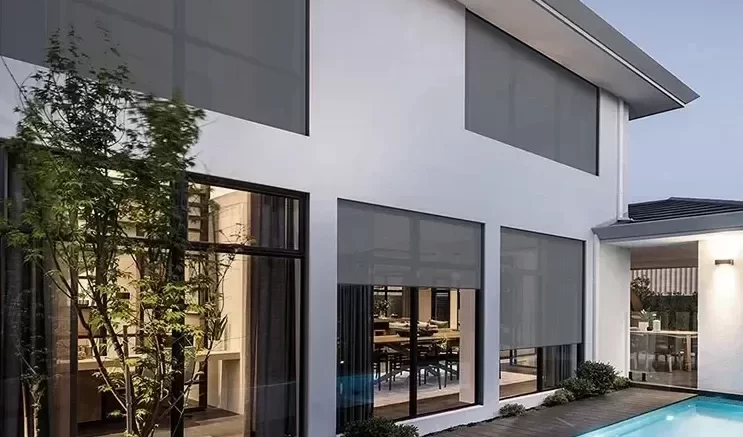 groot modern huis met screens