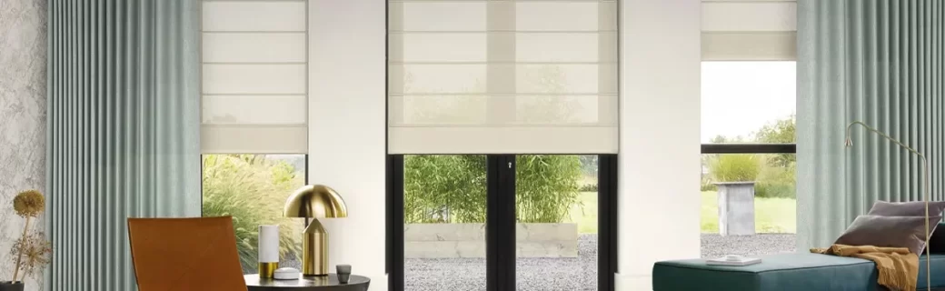 Stijlvolle woonkamer met grote ramen voorzien van lichte vouwgordijnen, die zorgen voor een elegante en serene uitstraling.