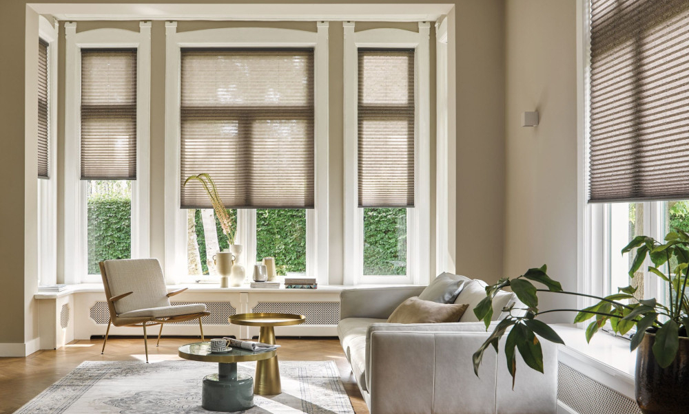 neutraal gekleurde woonkamer met duetten shades