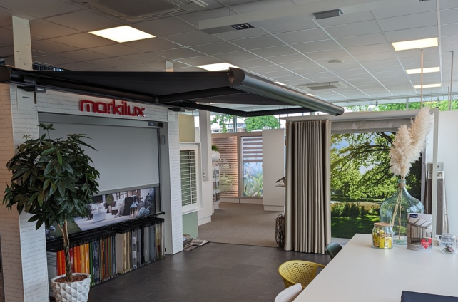 Showroom met Markilux zonwering en interieurpresentatie.