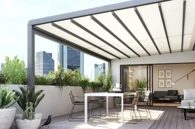 afbeelding van een terras met plantenbakken en een witte pergolazonwering