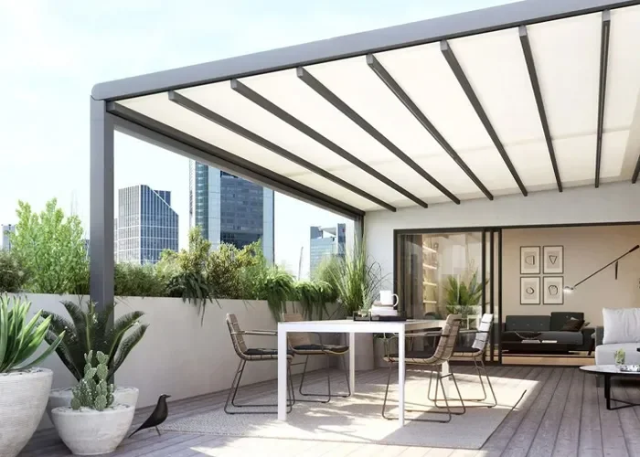 afbeelding van een terras met plantenbakken en een witte pergolazonwering