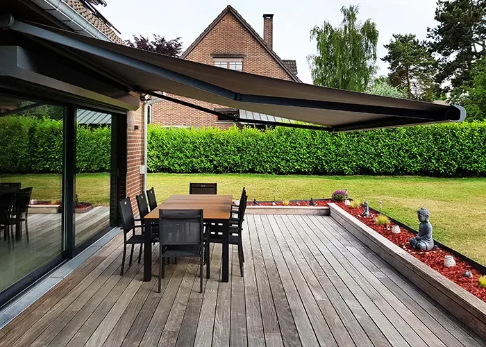 afbeelding van een houten terras met een zithoek en een buitenzonwering