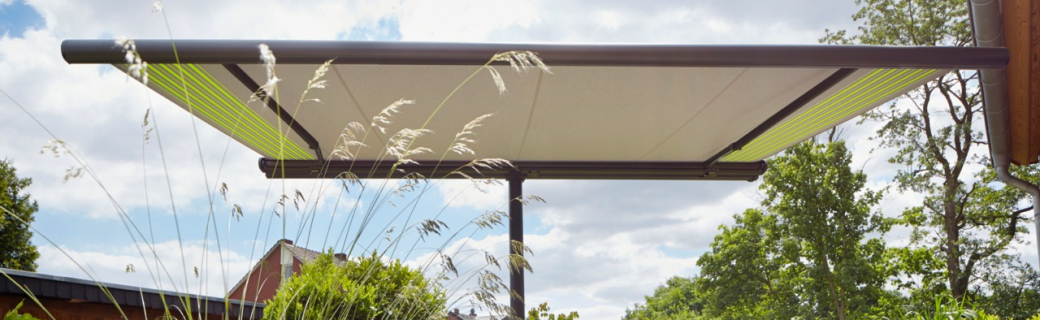 Vrijstaande zonwering met modern design biedt schaduw op een terras in een groene tuin