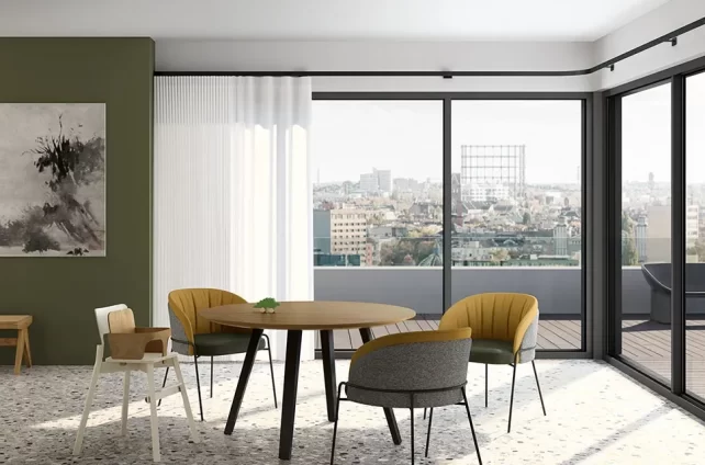 Moderne eetkamer met strakke witte sfeer gordijnen