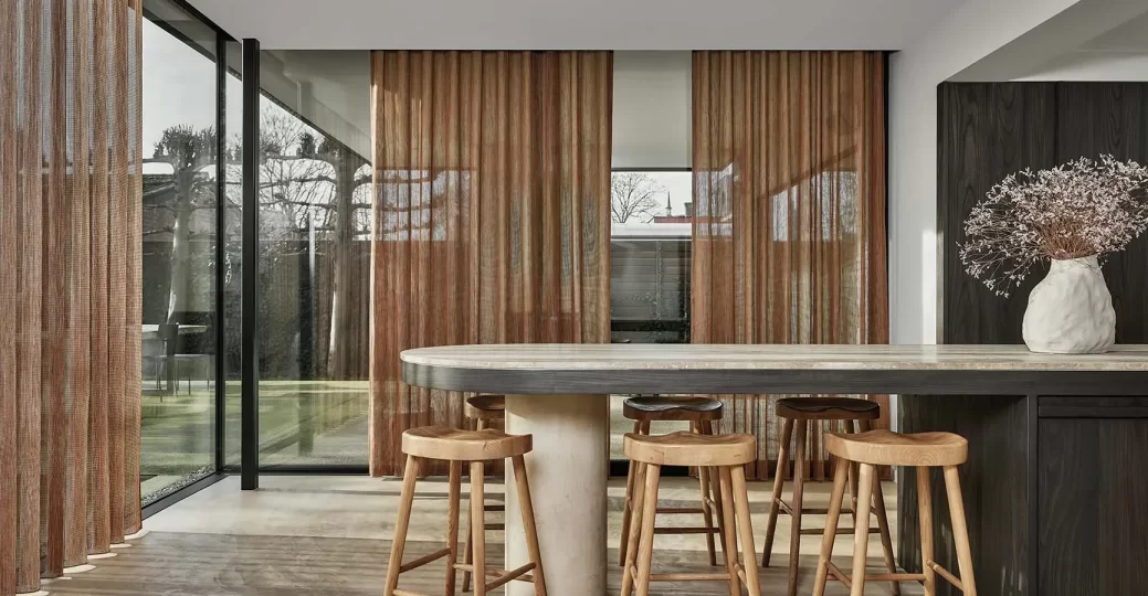 Ruime lichtje keuken met lichtdoorlatende sfeergordijnen