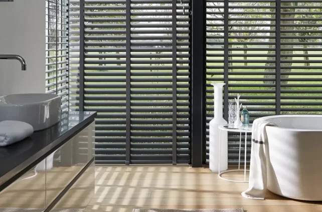 moderne badkamer met zwarte horizontale jaloezieën