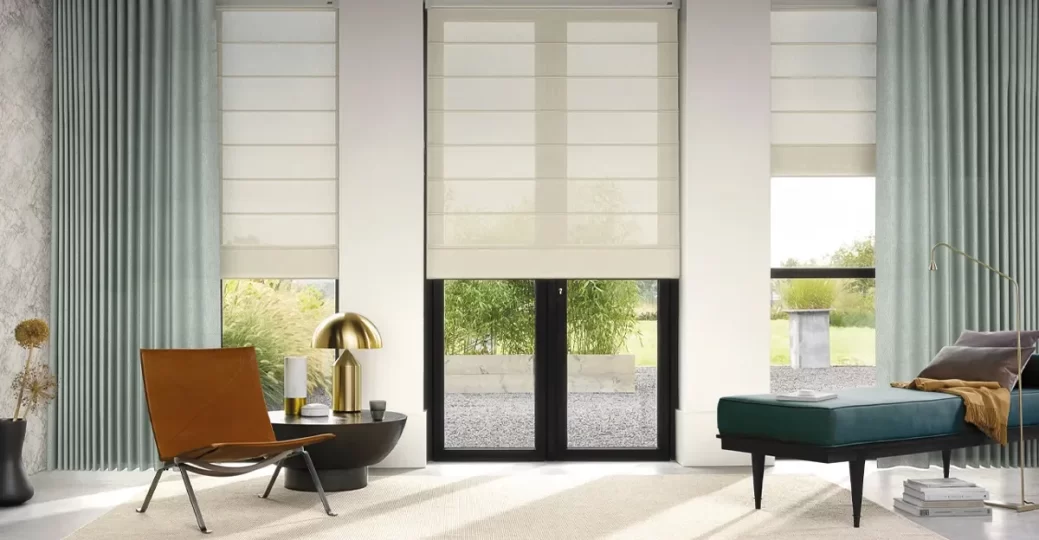 ruime woonkamer met vouwgordijnen en lichtblauwe sfeer gordijnen