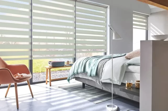 Grote slaapkamer met Luxaflex duo-rolgordijnen