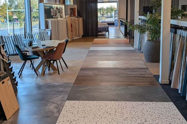 Interieur showroom met diverse soorten gordijnen, zonweringen en vloeren
