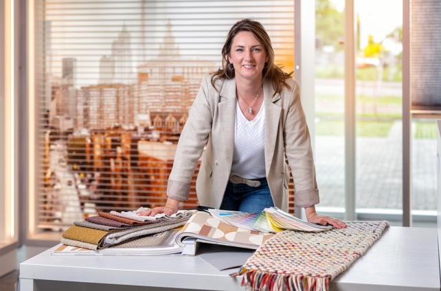 Interieurstyliste van Deventer Zonwering met stalen en kleurenwaaier op showroomtafel