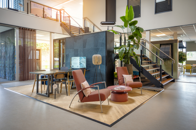 Gezellige opstelling in showroom met voorbeeldgordijnen en moderne zitmeubels in Deventer