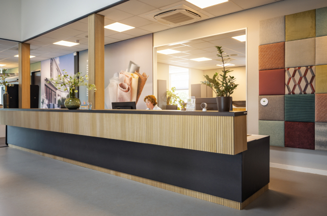 Receptie van Deventer Zonwering met overzicht van stoffen en decoratieve wandpanelen