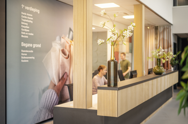 Overzichtsfoto van de showroom achter de ontvangstbalie met zonwering en interieurproducten